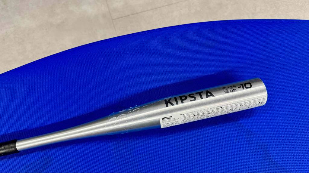 Nahaufnahme des Aluminium-Materials am getesteten Baseballschläger der Marke KIPSTA.