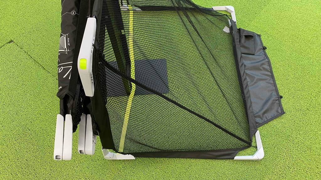 Ansicht von oben auf ein aufgebautes Kinder-Fußballtor im Test, das auf einem Kunstrasen ausgestellt ist.