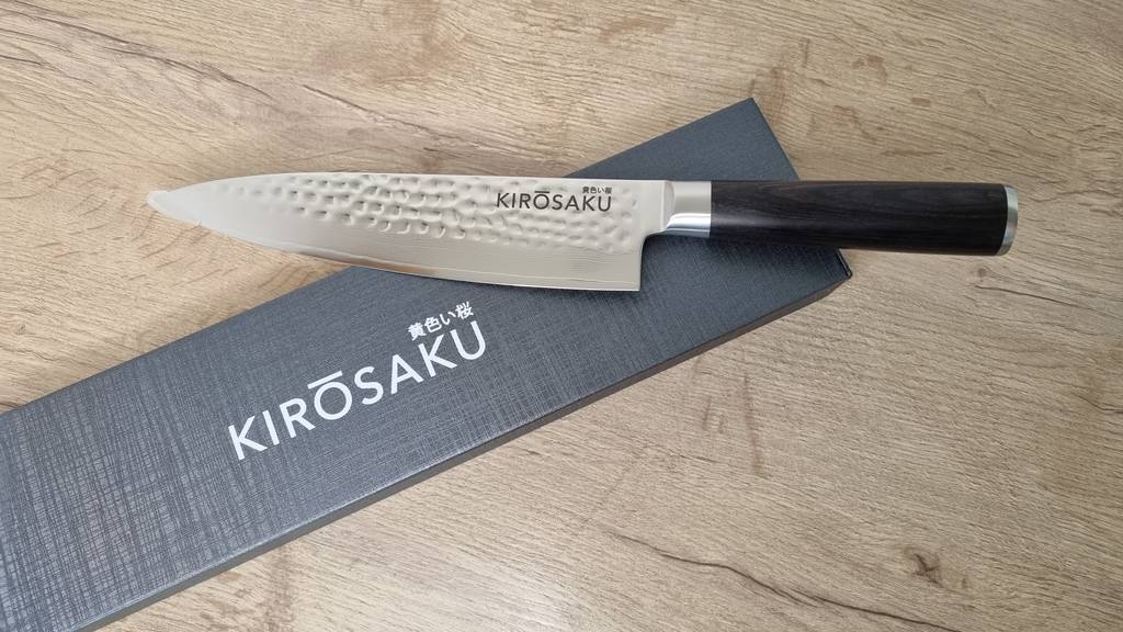 Ein Damastmesser der Firma Kirosaku auf dem Karton liegend