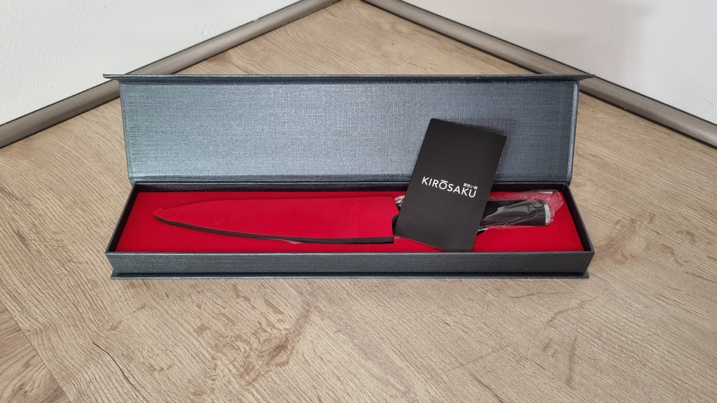 Ein Damastmesser der Firma Kirosaku im Karton liegend.