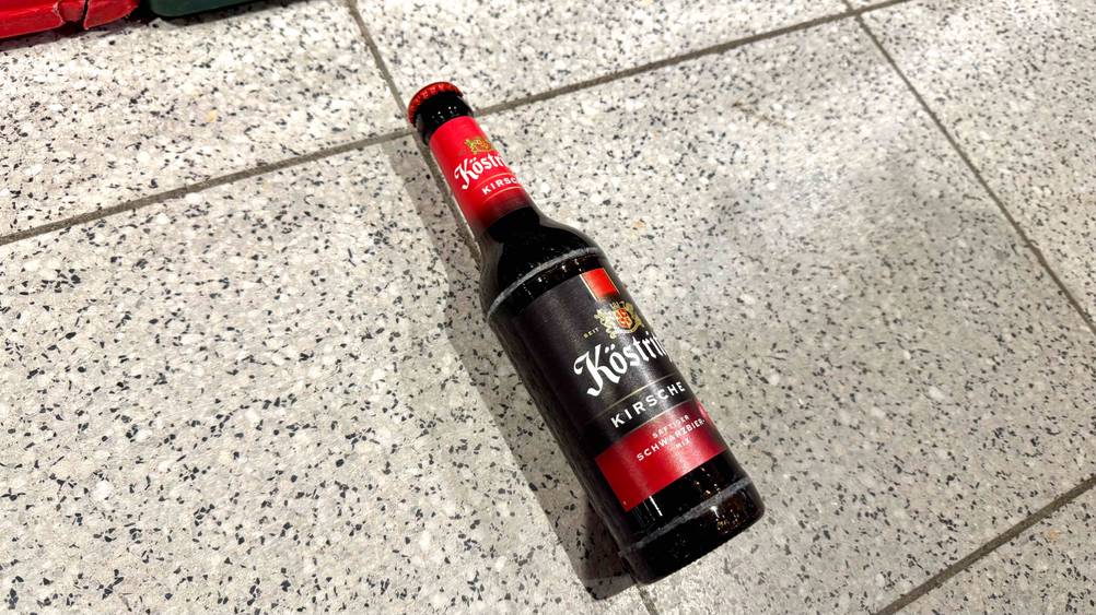 Auf eine Fließenboden liegt das Kirschbier im Test leicht horizontal.