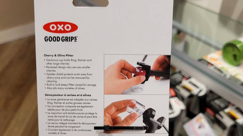 Detailaufnahme der Rückseite der Verpackung eines Kirschentkerner im Test mit Informationen und Grafiken.