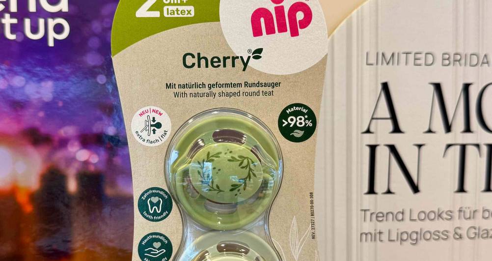 Kirschform-Schnuller im Test: Nahaufnahme der transparenten Verpackung mit Logo.