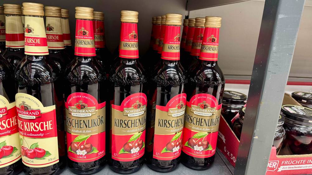 Mehrere Flaschen des getesteten Kirschlikörs in einem Regal.