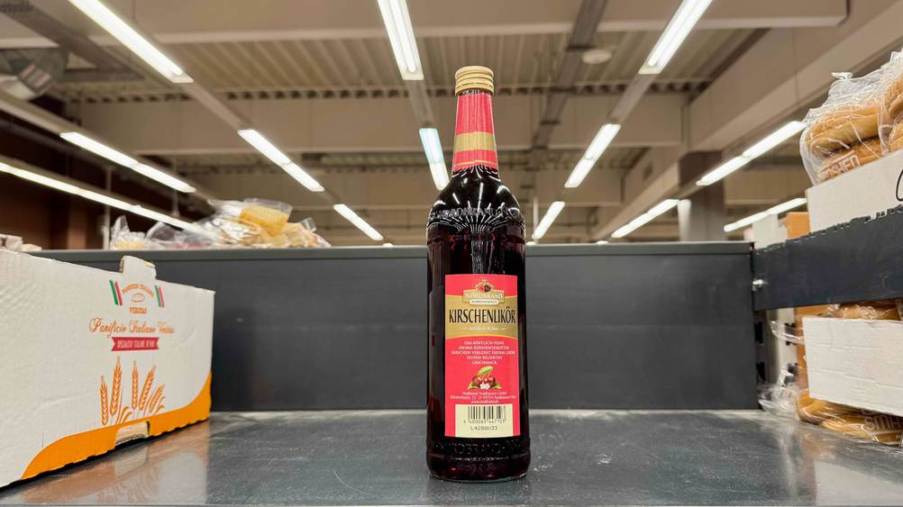 Kirschlikör getestet: Rückseite einer Flasche auf einem Regal.