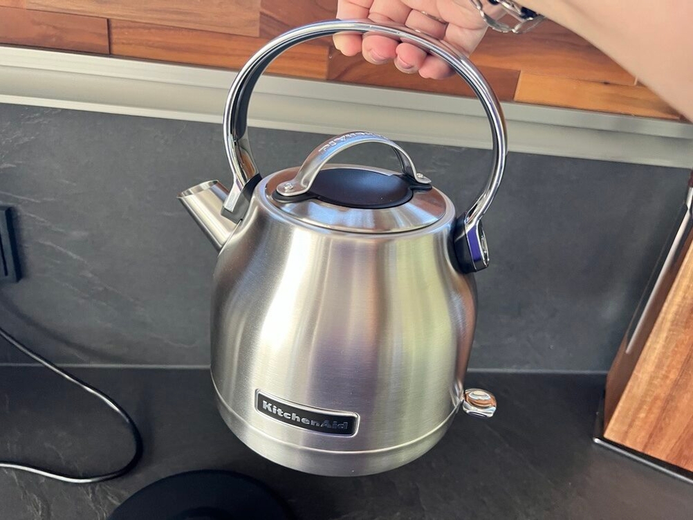 Hand hält die Kitchenaid-5KEK1222 am Griff fest.