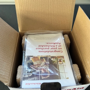 Kitchenaid-5KEK1222 im Karton, der geöffnet ist