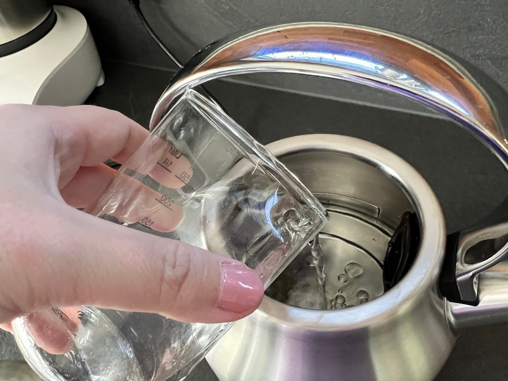 Mit Messbecher Wasser auffüllen bei der Kitchenaid-5KEK1222