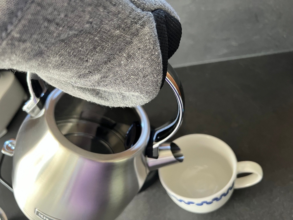 Wasser eingießen mit Handschuh mit dem Wasserkocher von KitchenAid