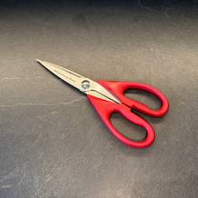 Die Kitchenaid-Allzweck-Küchenschere liegt auf einer Küchenarbeitsplatte