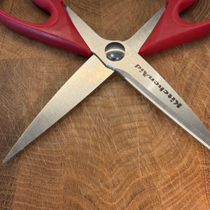 Die Kitchenaid-Allzweck-Küchenschere ist voll geöffnet