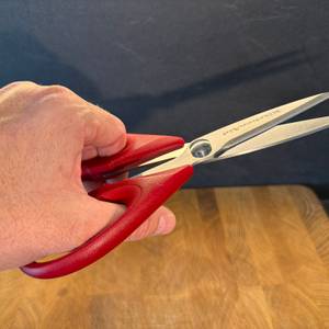 Eine Hand hält die Kitchenaid-Allzweck-Küchenschere fest