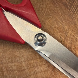 Das Gelenk der Kitchenaid-Allzweck-Küchenschere