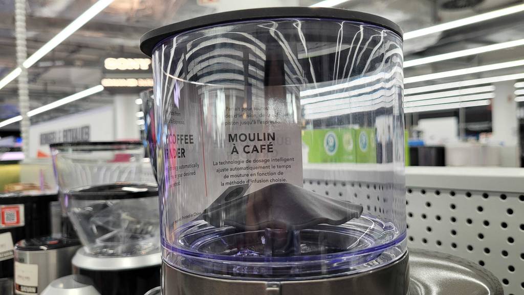Detailansicht des Behälters einer getesteten elektrischen Kaffeemühle.