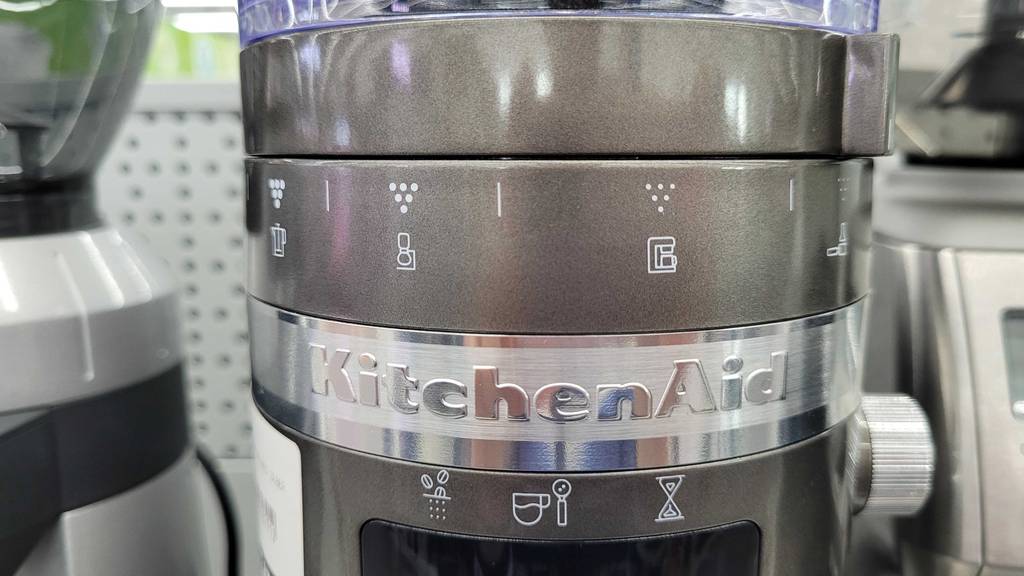 Auf einer getesteten elektrischen Kaffeemühle ist groß das Markenlogo eingraviert.