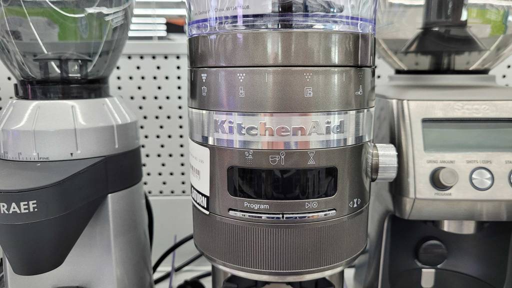 Elektrische Kaffeemühlen-Test: Frontansicht eines Geräts von KitchenAid.