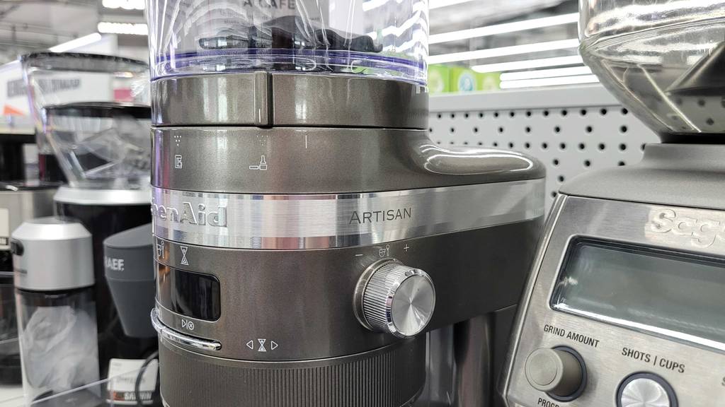 Seitenansicht einer getesteten elektrischen Kaffeemühle.