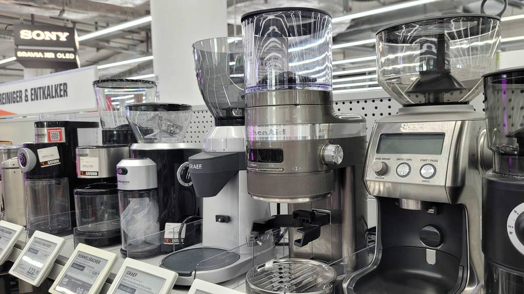 Elektrische Kaffeemühle im Test: Mehrere Geräte stehen nebeneinander auf einer Teststation.