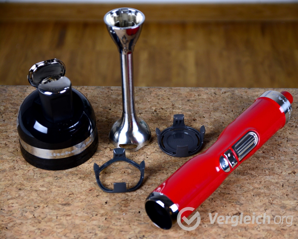 Stabmixer auf einem Tisch mit weiterem Zubehör.