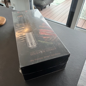 Der eingeschweißte Karton des KitchenBoss G330 liegt auf einer Arbeitsplatte