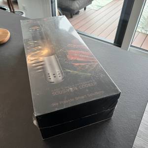 Der eingeschweißte Karton des KitchenBoss G330 liegt auf einer Arbeitsplatte