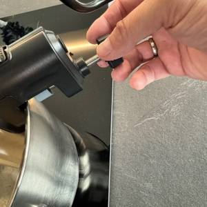 Eine Hand sichert den KitchenBoss G330 an einem Topf