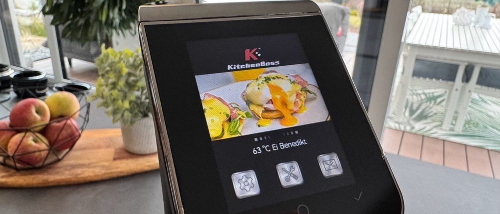 Das Display des KitchenBoss G330 zeigt als Vorlage 63°C Ei Benedikt an