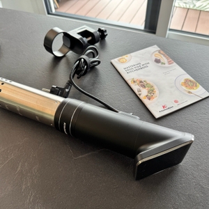 Der KitchenBoss G330 liegt neben seiner Halterung und Anleitung auf einer Arbeitsplatte