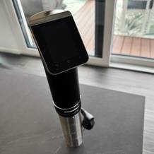 Der Kitchenboss G330 steht auf einer Küchenarbeitsplatte