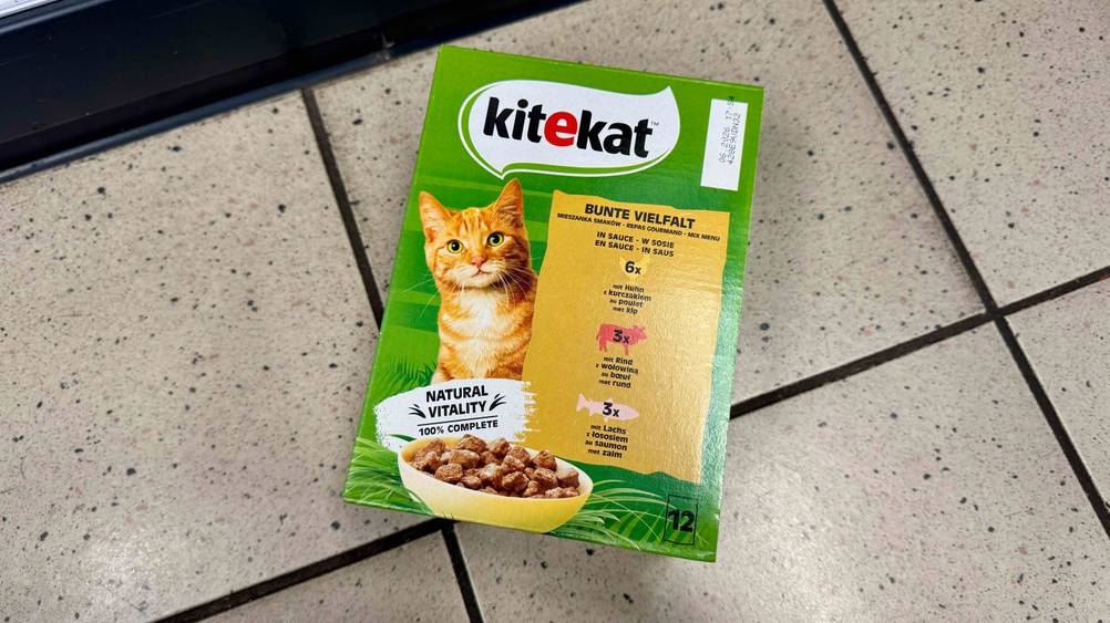 Eine Packung des getesteten Kitekat-Katzenfutters liegt auf einer Fließenfläche.