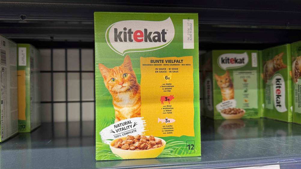 Kitekat-Katzenfutter im Test: Eine Packung Katzenfutter in einem Regal, im Hintergrund andere Packungen.