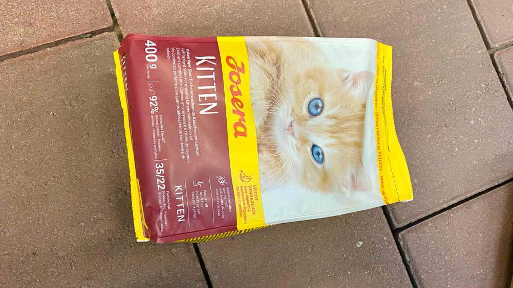 Kitten-Trockenfutter getestet: Eine Packung horizontal auf einem Steinboden.