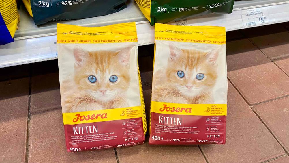 Zwei Packungen des getesteten Kitten-Trockenfutters lehnen an einem Verkaufsregal.