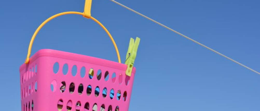 Klammerbeutel getestet: pinker Korb mit Wäscheklammern an Leine