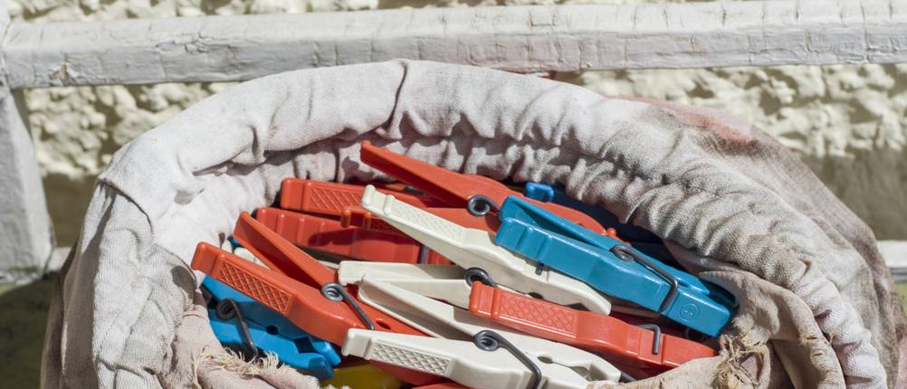 Klammerbeutel im Test: Bunte Wäscheklammern in einem Sack