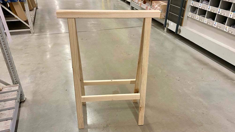 Der getestete Klappbock steht in einem Laden auf dem Boden.