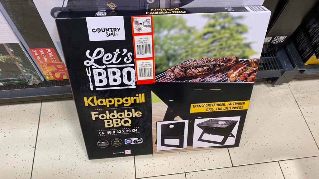 Klappgrill im Test: Faltbarer Klappgrill befindet sich in der Verpackung. 