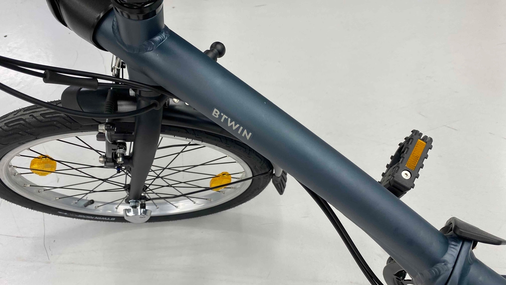 Der Rahmen von einem blauen Klapprad.