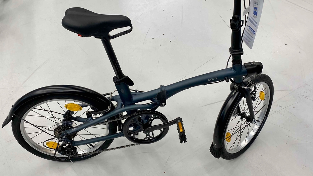 Dunkelblaues Klapprad mit Sattel. 