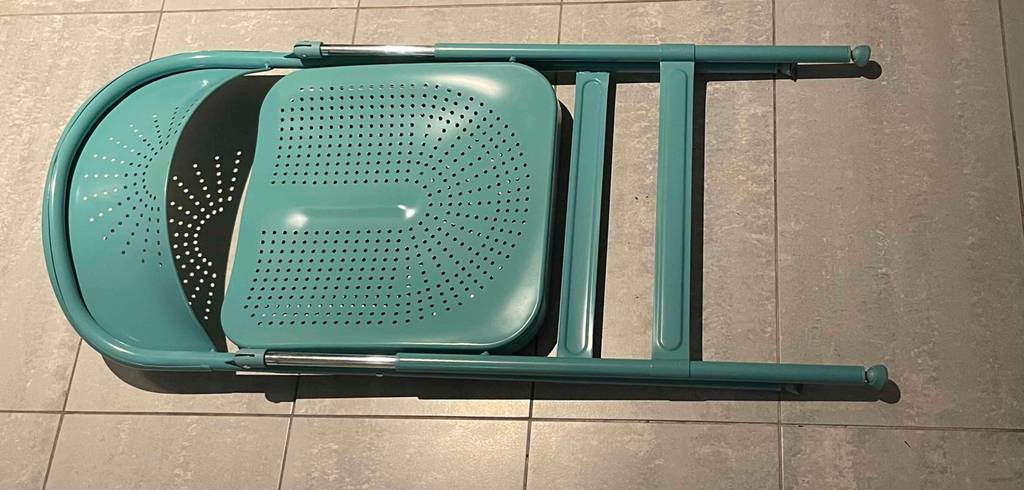 Getesteter Klappstuhl befindet sich auf dem Boden. 