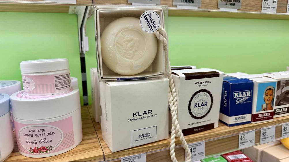 Mehrere Packungen der getesteten Klar-Seife in einem Verkaufsregal neben anderen Produkten.