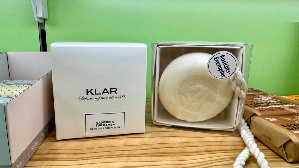 Klar-Seife getestet: Eine Seife in der Verpackung von vorne und eine von hinten.
