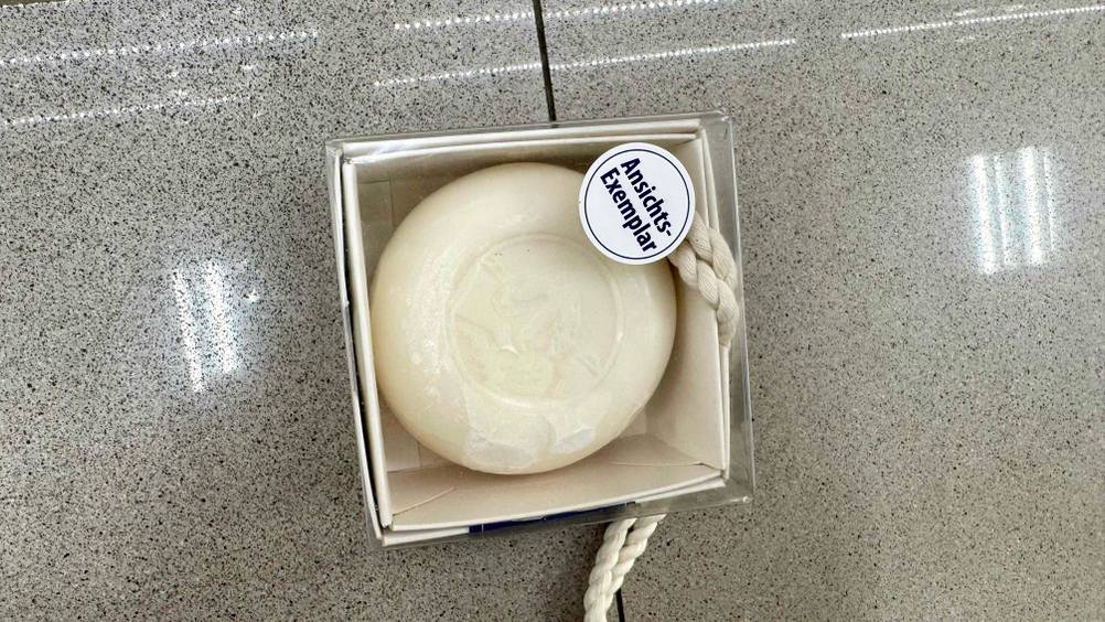 Eine Klar-Seife im Test von oben auf einem Fliesenboden.