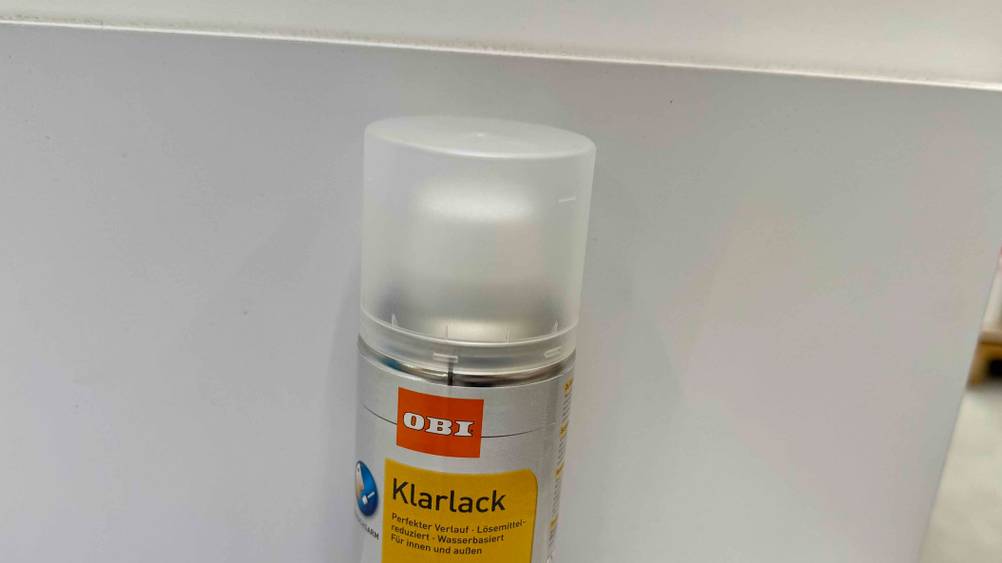 Klarlack im Test: Nahaufnahme der Verschlusskappe und des Logos auf der Dose.