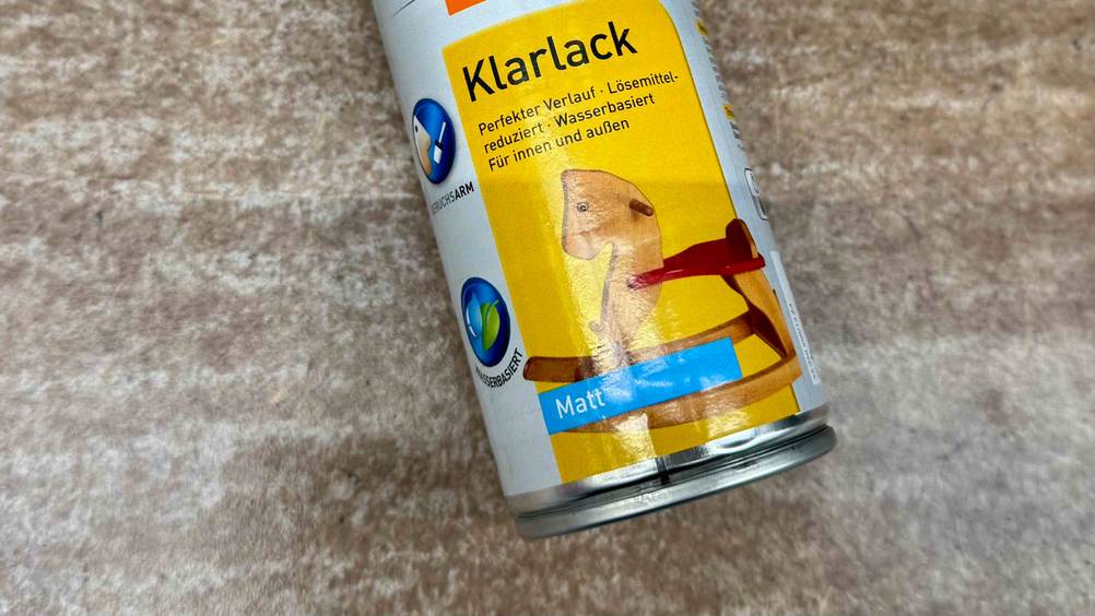 Klarlack getestet: Nahaufnahme des Labels auf der Dose mit Informationen.