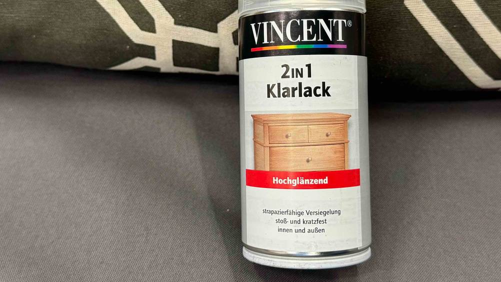 Klarlack-Spray im Test: Nahaufnahme des Labels auf der Dose mit Informationen.