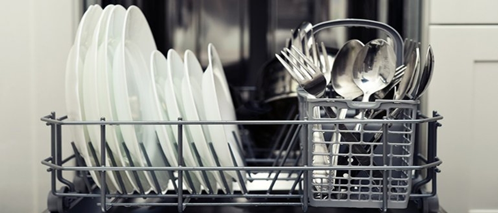 Klarspüler-Test: geöffnete Spülmaschine mit sauberem Geschirr und Besteck