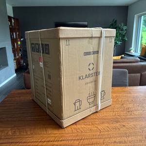 Der Karton des Klarstein Beersafe M steht auf einem Tisch.