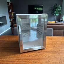 Der Klarstein Beersafe M steht auf einem Tisch.