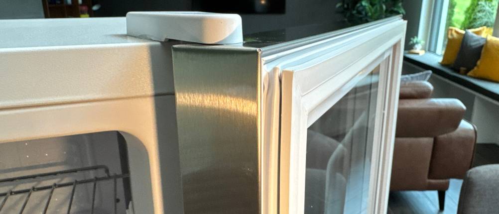 Das Silikon am Rahmen der Tür des Klarstein Beersafe M.